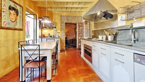 Rumah, Beberapa Tempat Tidur, pemandangan kota (Trastevere Large Apartment with Terra) | Dapur pribadi