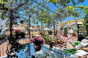 Courtyard - Trastevere Large Apartment With Terrace (Rome)