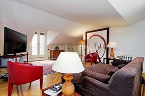 Casa, letti multipli, vista città (Spanish Steps Terrace Penthouse) | Area soggiorno | TV