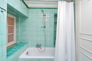 House, Multiple Beds, City View (Monti Colosseum House Apartment) | Deep-soaking bathtub - Monti Colosseum House Apartment (Rome)