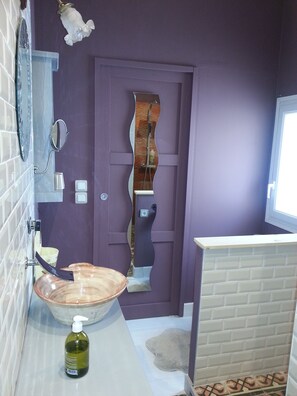 Tweepersoonskamer (Le Patio) | Badkamer | Een douche, gratis toiletartikelen, een haardroger, handdoeken