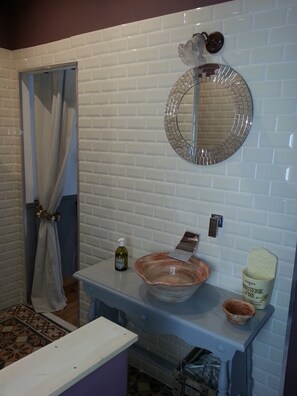 Double Room (Rue Ronsard) | Free WiFi, bed sheets