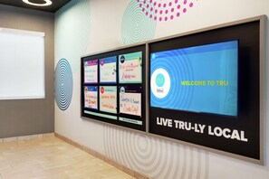 In-room safe, blackout drapes, cribs/infant beds, free WiFi - Tru by Hilton Harbison Columbia (Columbia)