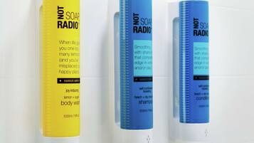 Tres botellas de gel de ducha con distintos aromas.