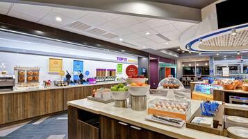 Un espace dédié au petit-déjeuner, proposant une variété d'aliments et un coin café.