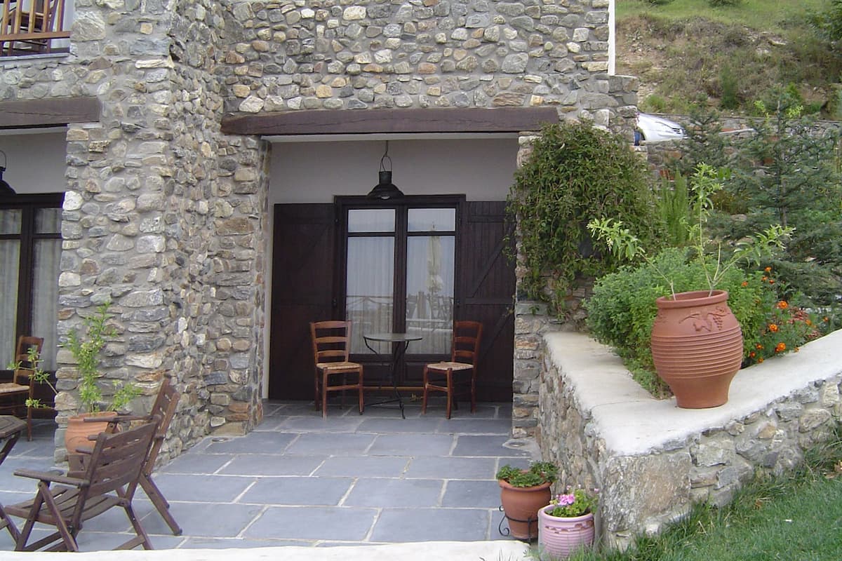 Standard Double or Twin Room, 1 Queen Bed, Non Smoking, Lake View | Minibar, in-room safe, individually decorated, individually furnished