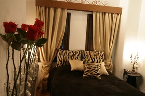 Minibar, in-room safe, individually decorated, individually furnished - Nastou View Hotel (Sintiki)