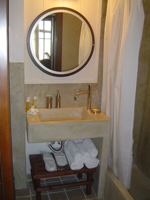 Standard Double or Twin Room, 1 Queen Bed, Non Smoking, Lake View | Bathroom | Shower, free toiletries, hair dryer, slippers - Nastou View Hotel (Sintiki)