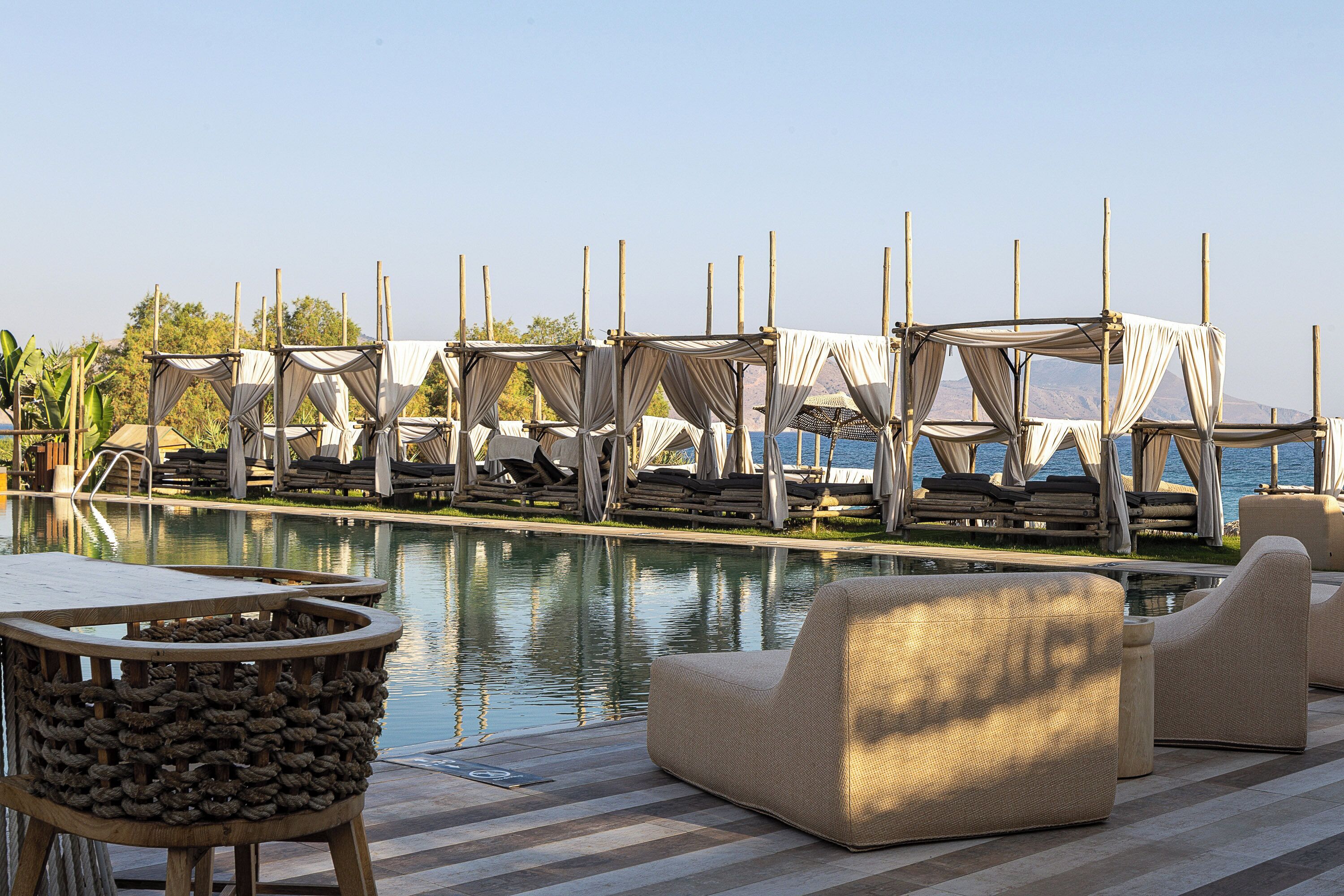 Piscine couverte, piscine extérieure, parasols de plage, chaises longues