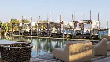 Piscine couverte, piscine extérieure, parasols de plage, chaises longues