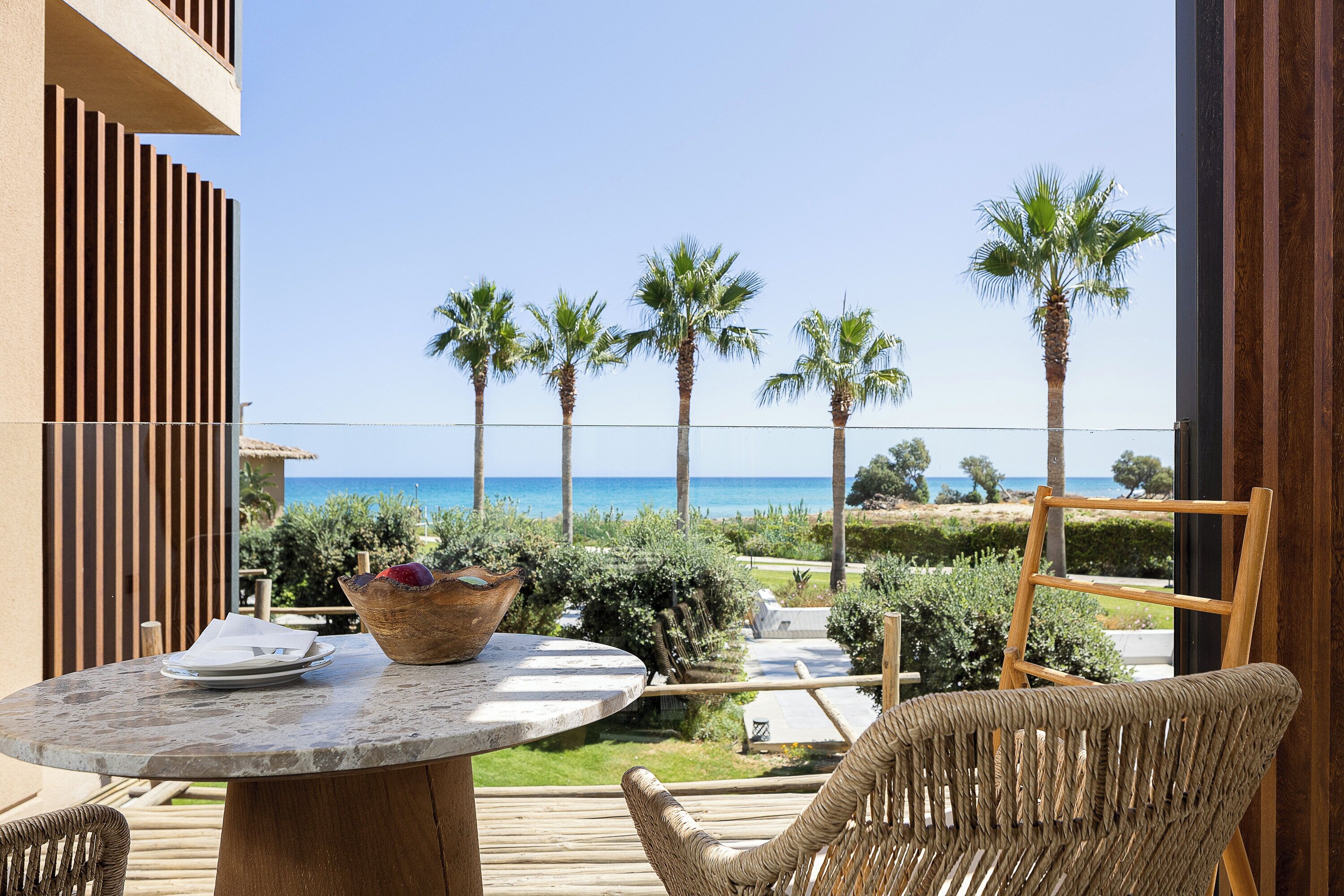 Minibar, caja de seguridad en la habitación y escritorio 