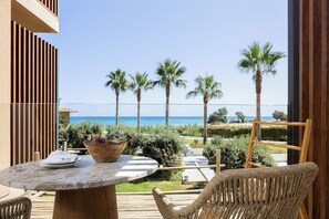 Huone, 1 keskisuuri parisänky, parveke, merinäköala (Essential) | Minibaari, tallelokero huoneessa, työpöytä