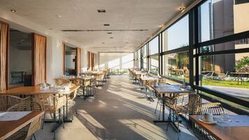 Frukostbuffé varje dag (EUR 20 per person)