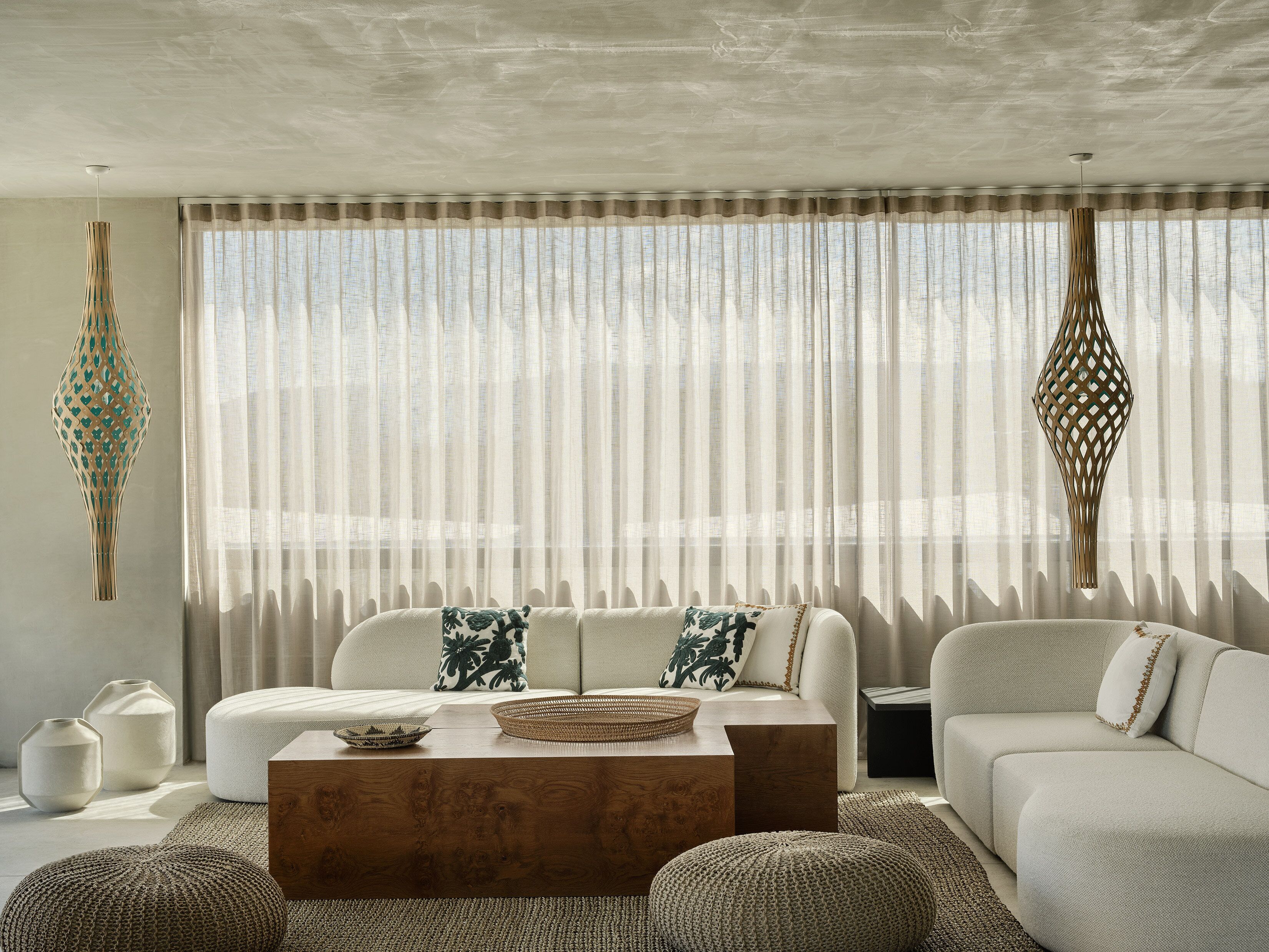 Een moderne woonkamer met een bank, bijzettafeltje en decoratieve objecten.