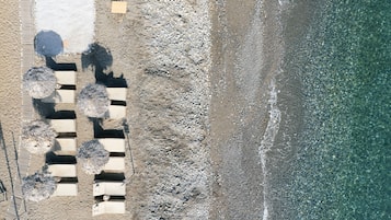 Playa privada, sillas reclinables de playa, sombrillas, toallas de playa