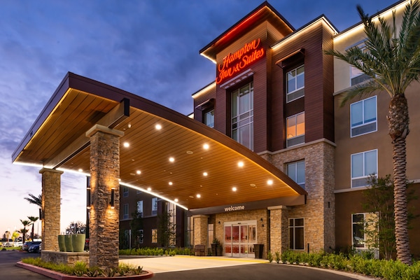 Bagian depan properti - sore/malam