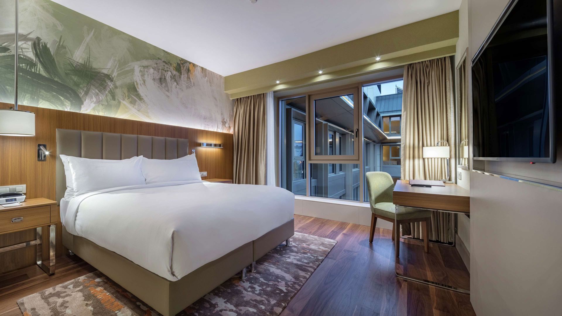 Ropa de cama hipoalergénica, minibar, caja fuerte y escritorio