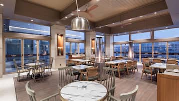 Petit déjeuner et déjeuner servis sur place, spécialités Cuisine fusion