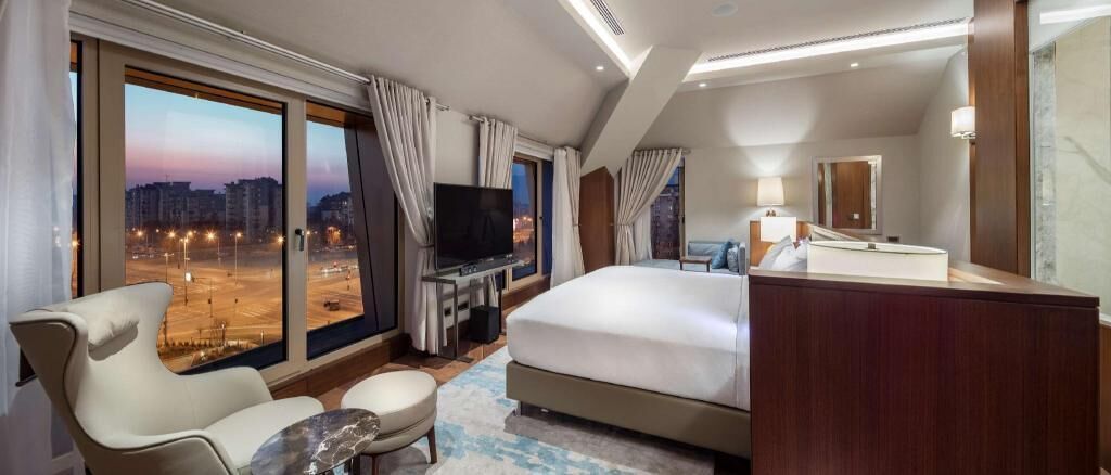 Literie hypoallergénique, minibar, coffres-forts dans les chambres