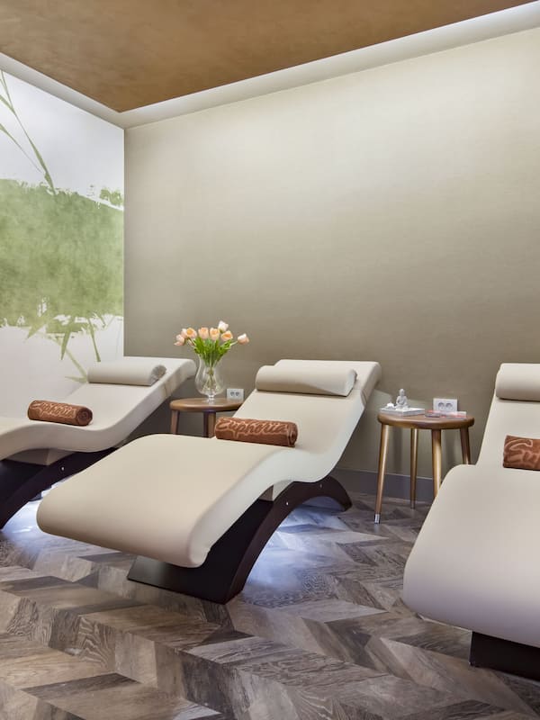 Couples treatment room(s), sauna, hot tub, steam room