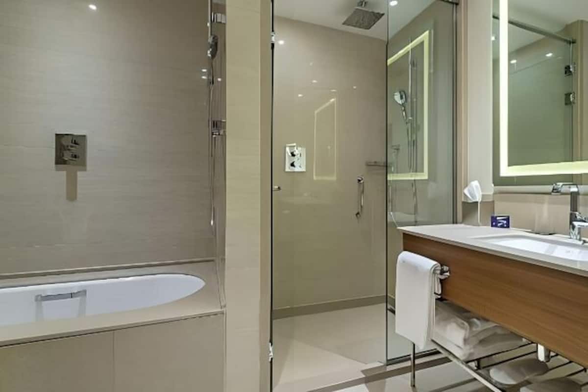 Badkamer | Gratis toiletartikelen, een haardroger, handdoeken