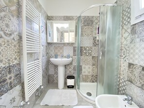Exclusive Studio, 1 Bedroom, Non Smoking, Garden View | Bathroom | Shower, free toiletries, hair dryer, bidet - B&B Fellini (Gallipoli)
