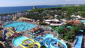 A resort with multiple pools, water slides, and beach umbrellas. - B&B Fellini (Gallipoli)
