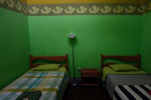 Dormitorio condiviso, bagno condiviso (4) | Una cassaforte in camera, Wi-Fi gratuito