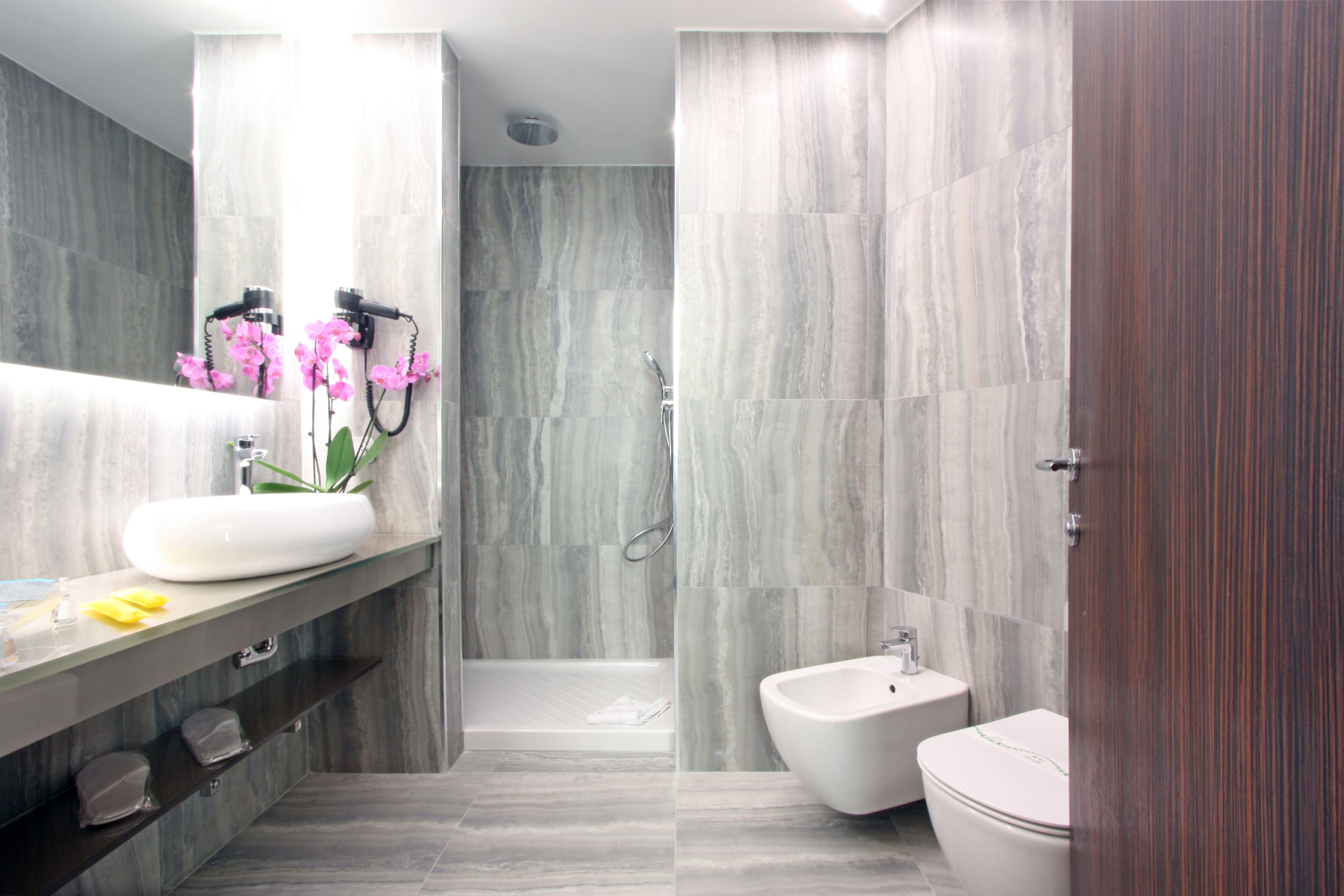 junior suite | bathroom | free toiletries, hair dryer, slippers, bidet