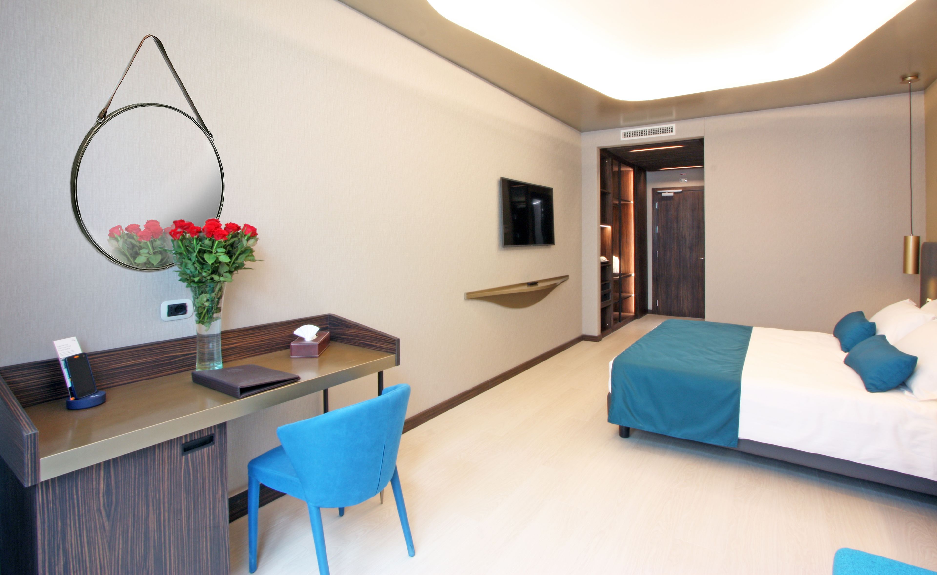 deluxe room | minibar, in-room safe, desk, soundproofing