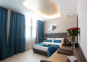 Junior Suite | Minibar, in-room safe, desk, soundproofing