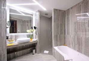 Phòng Deluxe | Phòng tắm | Đồ dùng nhà tắm miễn phí, máy sấy tóc, dép đi trong nhà 