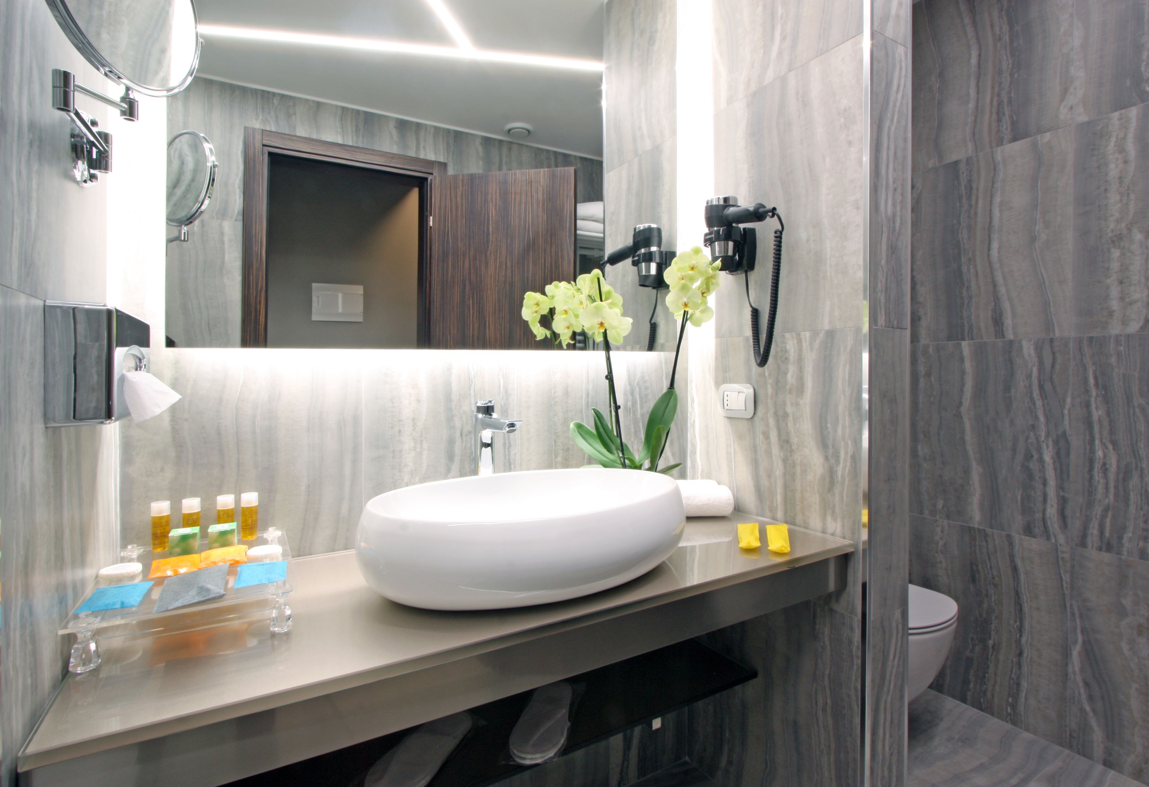 executive double or twin room | bathroom | free toiletries, hair dryer, slippers, bidet