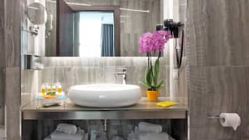 Suite | Salle de bain | Articles de toilette gratuits, sĂšche-cheveux, chaussons, bidet