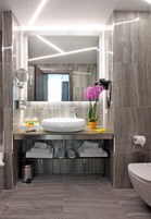 스위트 | 욕실 | 무료 세면용품, 헤어드라이어, 슬리퍼, 비데