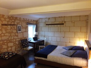 Comfort Triple Room | 1 bedroom, premium bedding, individually decorated - La Cotiniere en Anjou (Gennes-Val-de-Loire)
