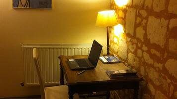 Comfort driepersoonskamer | Kamervoorziening