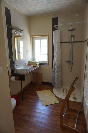Comfort Triple Room | Bathroom | Shower, free toiletries, hair dryer, towels - La Cotiniere en Anjou (Gennes-Val-de-Loire)