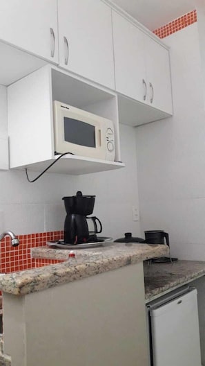 Réfrigérateur, plaque de cuisson, cafetière/bouilloire