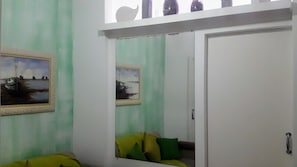 Appartement Classique, 1 chambre, vue plage | Salle de séjour | Télévision à écran plat, films à la carte