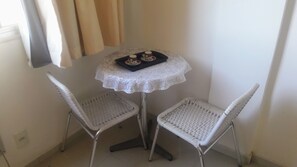 Apartamento clássico, 1 quarto, vista para a praia | Opções para refeição no quarto