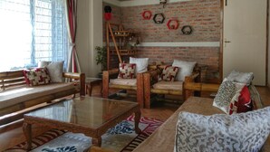 Lobby lounge - V Resorts Sha Ri Loum Homestay Shillong (Shillong)