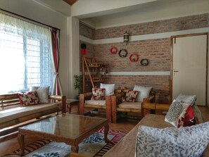 Lobby lounge - V Resorts Sha Ri Loum Homestay Shillong (Shillong)