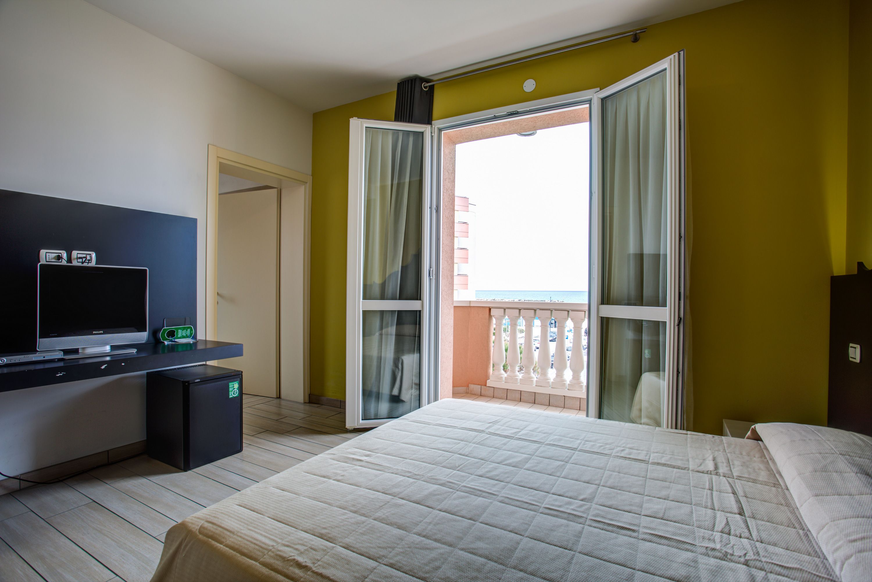 superior room, 1 bedroom, accessible, balcony | minibar, in-room safe, desk, blackout curtains