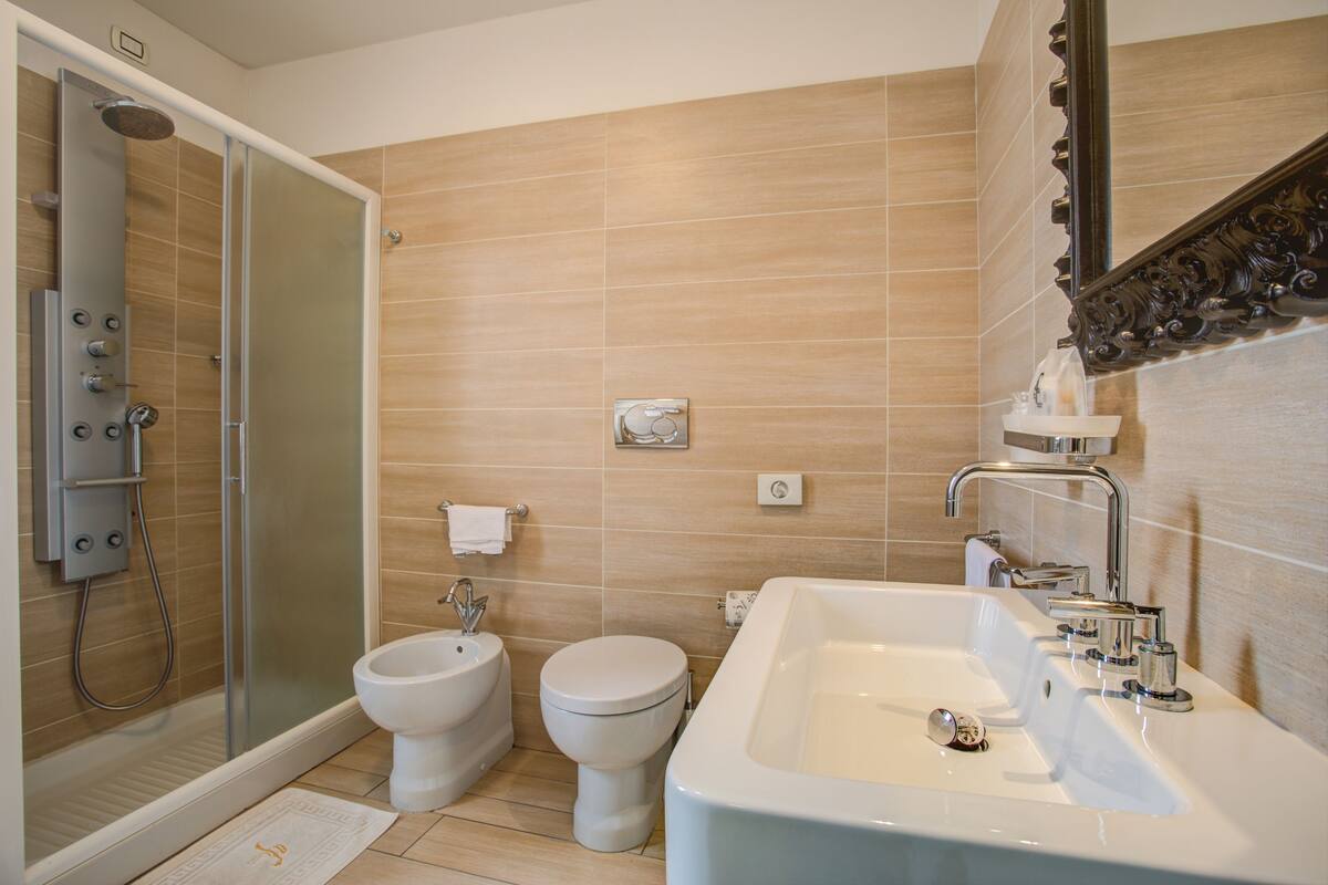 superior room, 1 bedroom, accessible, balcony | bathroom | shower, hair dryer, bidet, towels