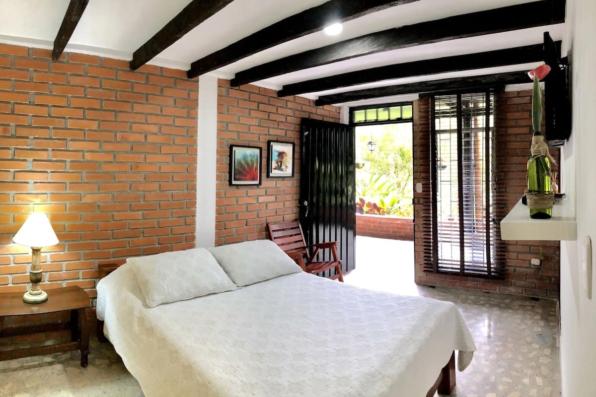 Habitación doble estándar, 1 cama matrimonial, con acceso para personas discapacitadas | 1 habitación y tabla de planchar con plancha