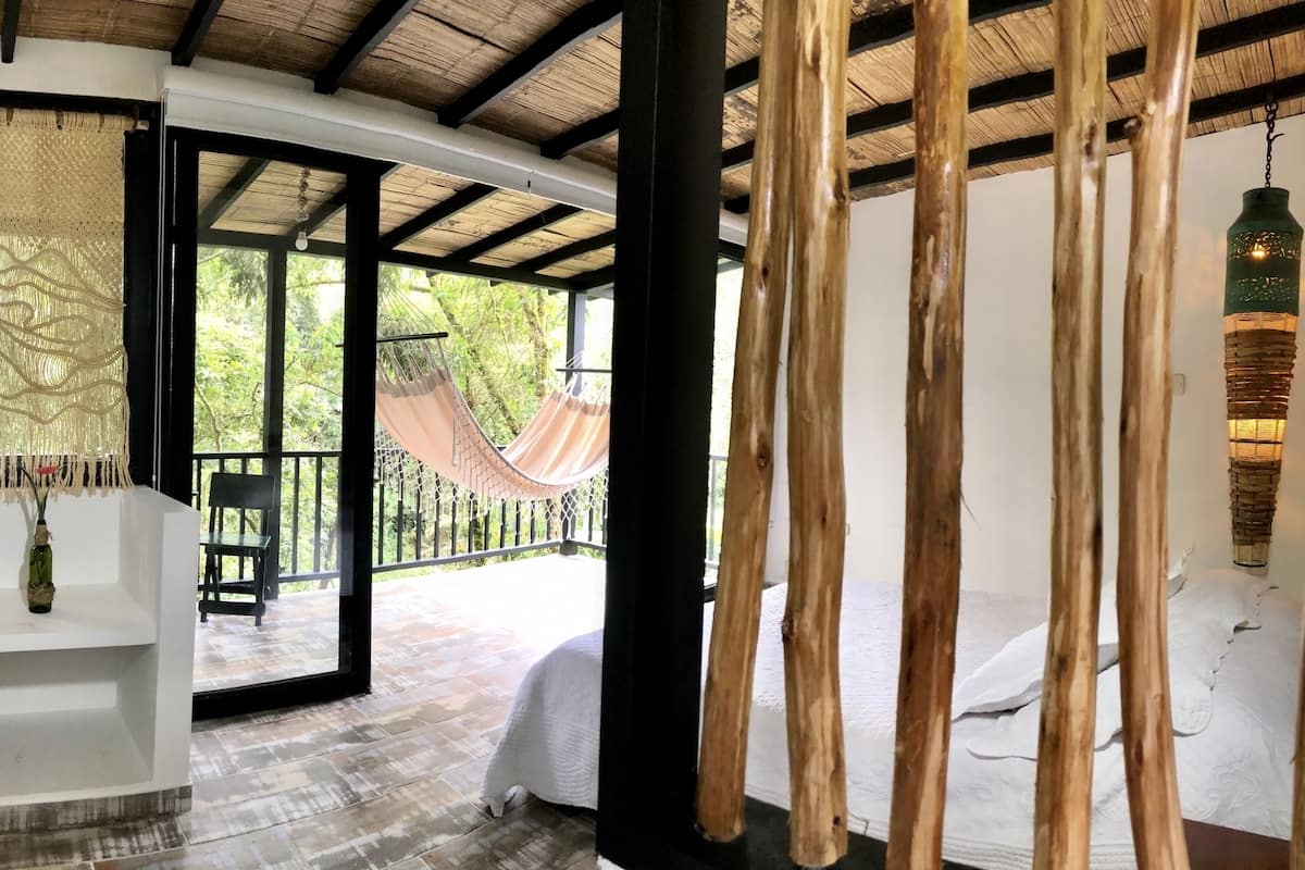 1 habitación y tabla de planchar con plancha