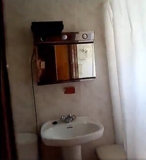 Căn hộ, 3 phòng ngủ | Phòng tắm | Buồng tắm vòi sen, khăn tắm 