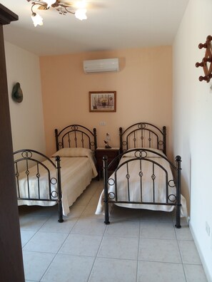 Habitación, 2 camas individuales, baño en la habitación, vista al patio | Ropa de cama 