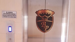 Ein Aufzug mit dem Logo von Hotel B und einem Warnschild bezüglich der Auswirkungen psychoaktiver Substanzen.